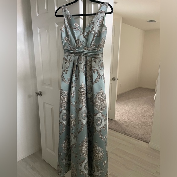 Regal evening gown - so stunning and elegant! - Picture 1 of 5